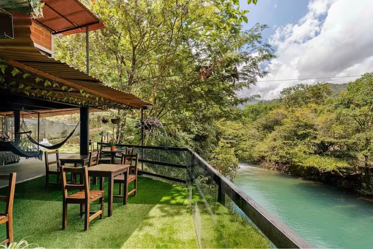 Terraza de El Mirador de la Cristalina junto al río